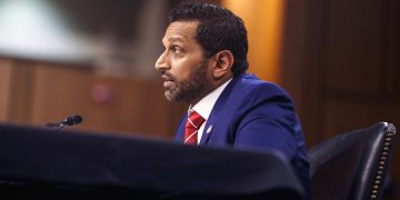 Director del FBI se defiende por investigación del asesinato de Kirk