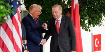 Trump pide a Erdogan que Turquía deje de comprar petróleo a Rusia