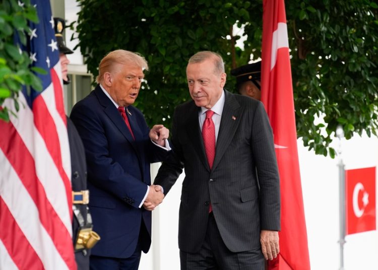 Trump pide a Erdogan que Turquía deje de comprar petróleo a Rusia