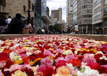 Un río de flores viste de colores el centro de Bogotá