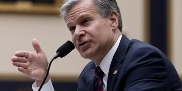 Trump acusa a exdirector del FBI de infiltrar agentes en el asalto al Capitolio