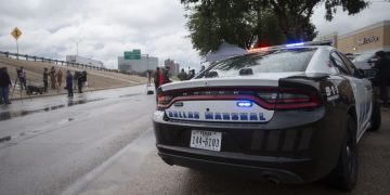 Mexicano muere tras ataque a oficina de ICE en Texas