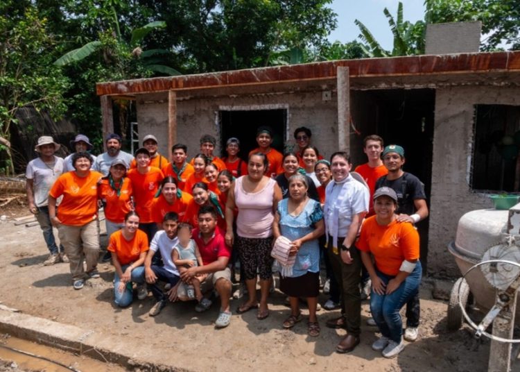 Voluntarios de Anáhuac Puebla construyen hogares en comunidad indígena
