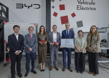 BYD dona vehículo eléctrico a UPAEP
