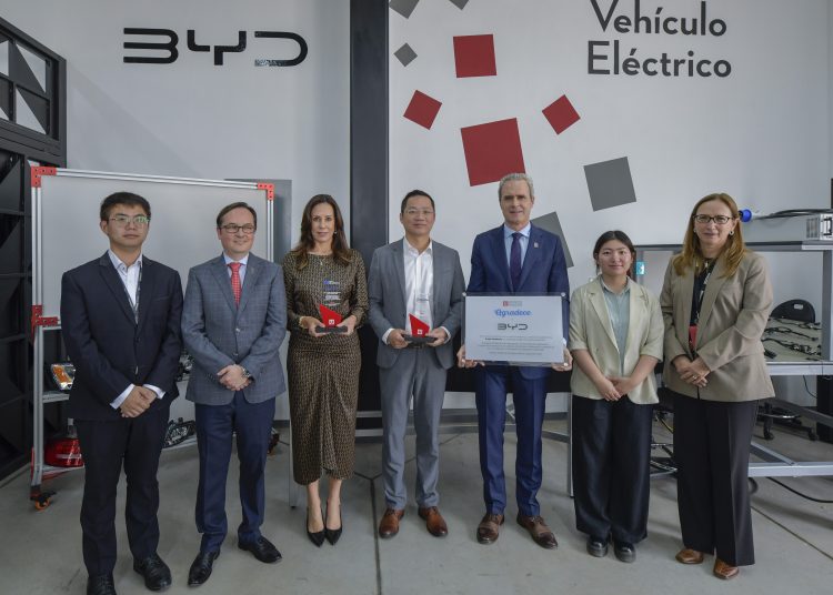 BYD dona vehículo eléctrico a UPAEP
