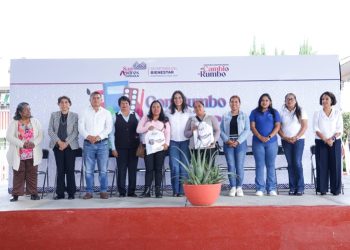 Entrega Lupita Cuautle útiles escolares en San Antonio Cacalotepec