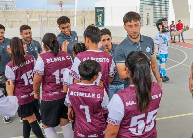 Jóvenes de la Casa del Adolescente conviven con futbolistas del Club Puebla