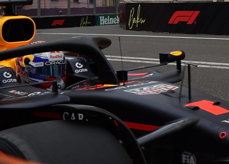 Verstappen le birla la ‘pole’ a Sainz en el caos de Baku