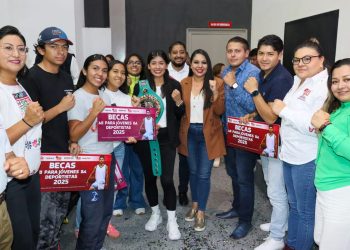 En compañía de “La Bonita” Sánchez, Tonantzin Fernández entrega becas
