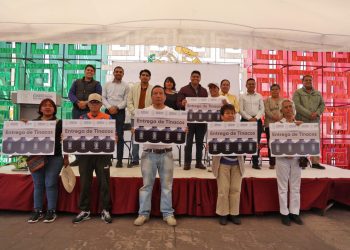 Omar Muñoz entrega tinacos para disminuir carencias de las familias