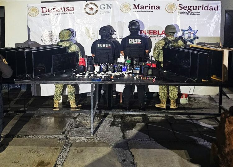 Operativo en penal de Tehuacán: decomisan más de 30 mil pesos y pantallas