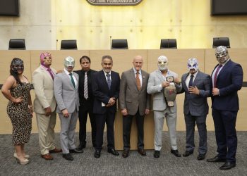Congreso da reconocimiento “Orgullo Poblano” a luchadores