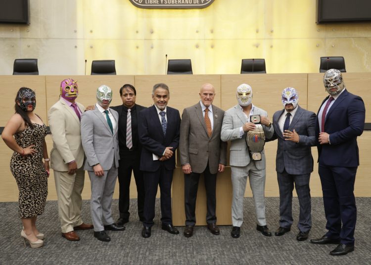 Congreso da reconocimiento “Orgullo Poblano” a luchadores