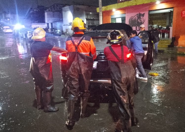Rescatan a conductores atrapados por inundación en colonia Tres Cerritos, Puebla