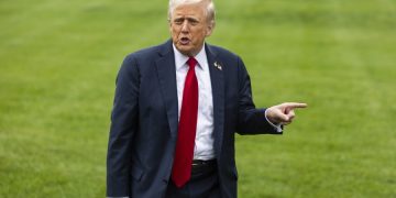 Trump se burla de líder demócrata con video de IA