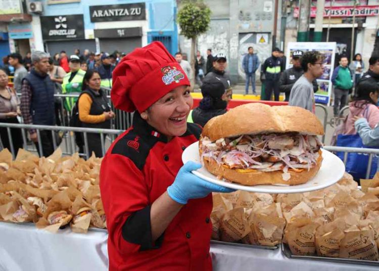 Reparten 10.000 panes con chicharrón en Perú para celebrar triunfo
