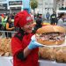 Reparten 10.000 panes con chicharrón en Perú para celebrar triunfo
