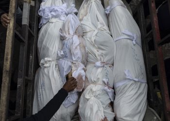 Israel sigue bombardeando la ciudad de Gaza y mata a 98 palestinos