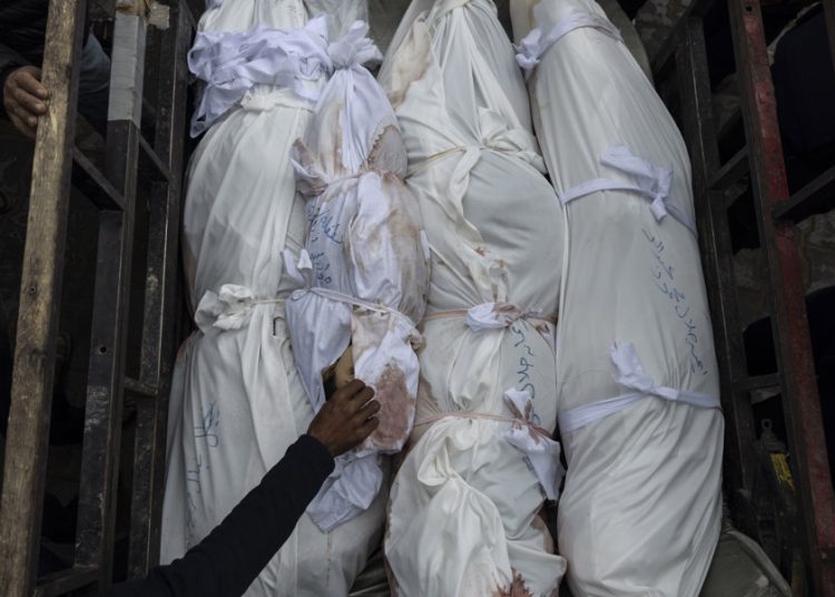 Israel sigue bombardeando la ciudad de Gaza y mata a 98 palestinos