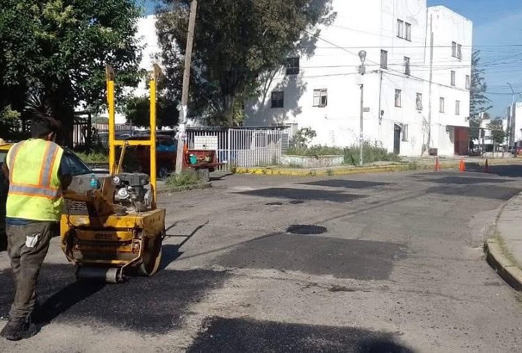 Campaña Bacheando Puebla atiende unidades habitacionales