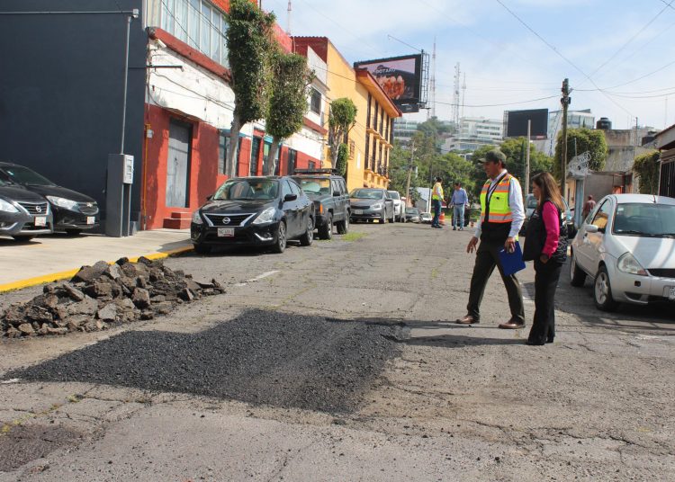 Supervisa Contraloría Municipal trabajos de bacheo por diferentes vialidades