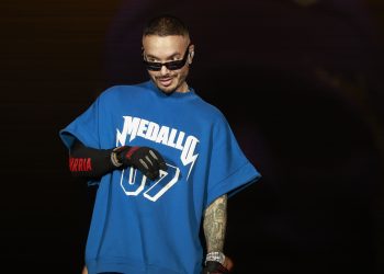 J Balvin despliega su arsenal de éxitos frente al público brasileño de The Town 2025