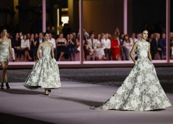 Carolina Herrera rinde homenaje a Madrid con diseños globales