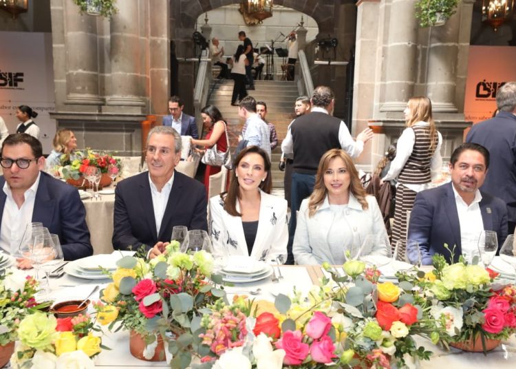 Comida con causa del DIF municipal recauda fondos para equipar escuela