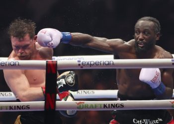 Crawford derrota al ‘Canelo’ Álvarez por voto unánime y le arrebata sus títulos mundiales