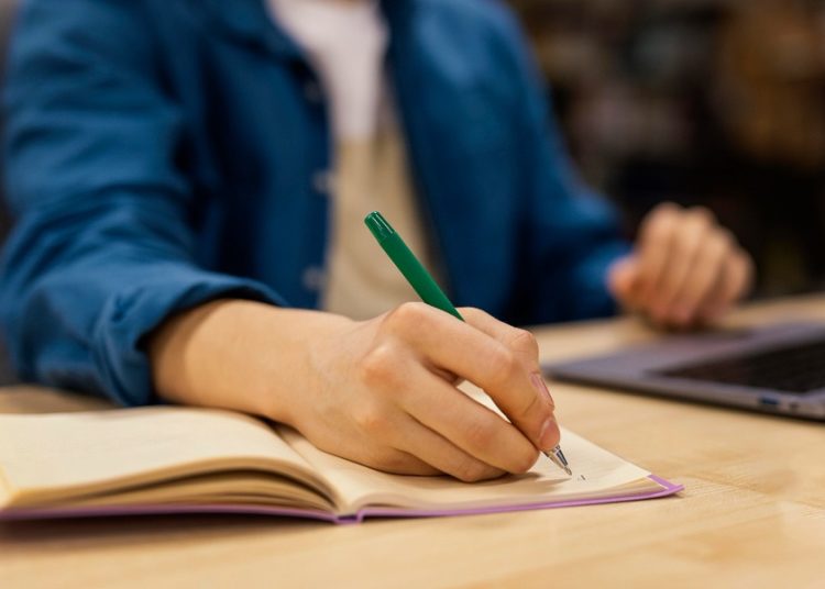 Escuelas no pueden negar el derecho a la educación a menores con antecedentes penales