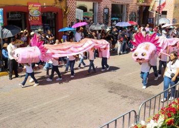Tonantzin Fernández lidera el tradicional Desfile de Independencia