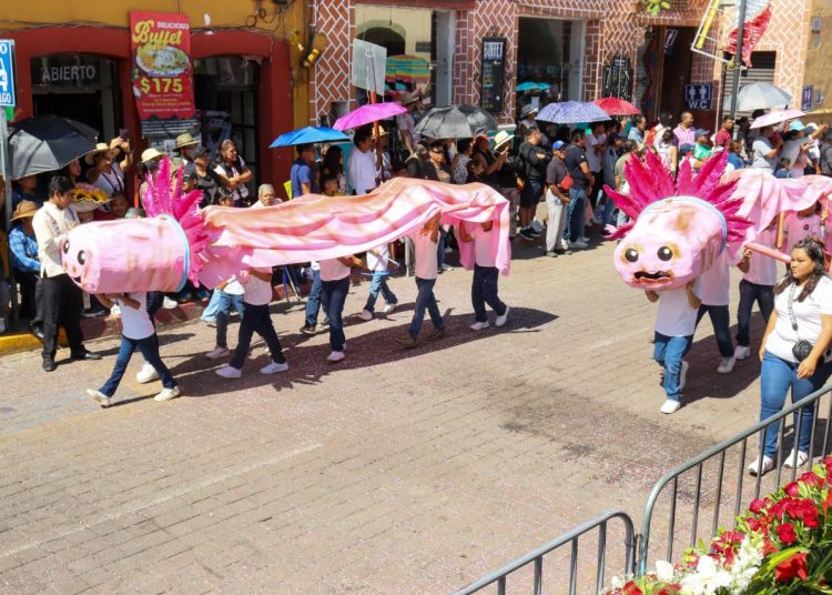 Tonantzin Fernández lidera el tradicional Desfile de Independencia