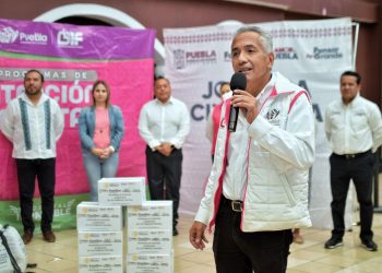 Entrega DIF municipal apoyos alimentarios en Azumiatla y Totimehuacan