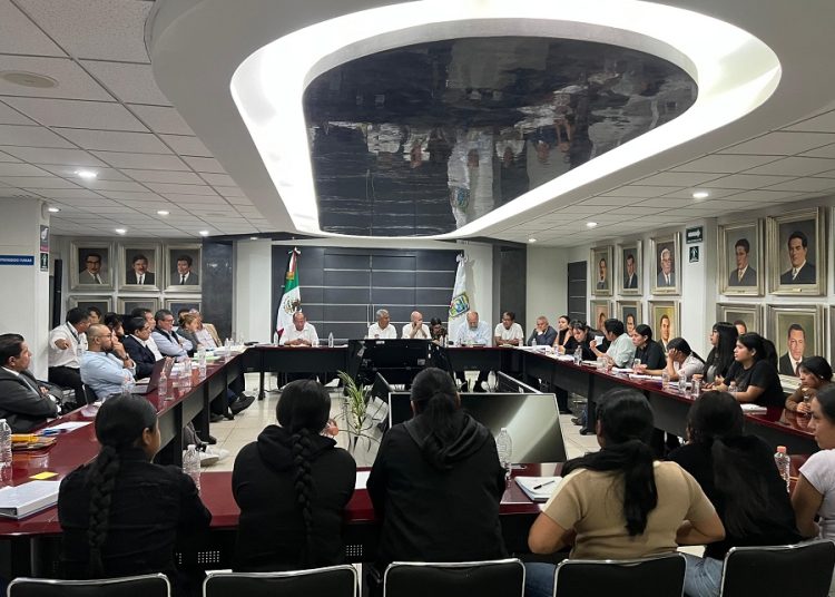 Gobierno y normalistas mantienen diálogo para lograr acuerdos