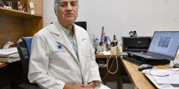 Investigador del ICUAP estudia bacteria capaz de descomponer PET