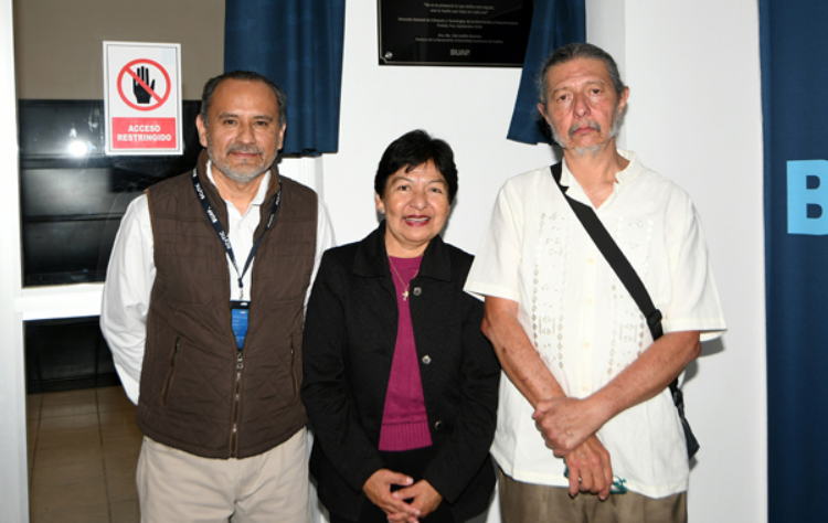 Rectora BUAP devela placa conmemorativa a la labor del Dr. Manuel Martín