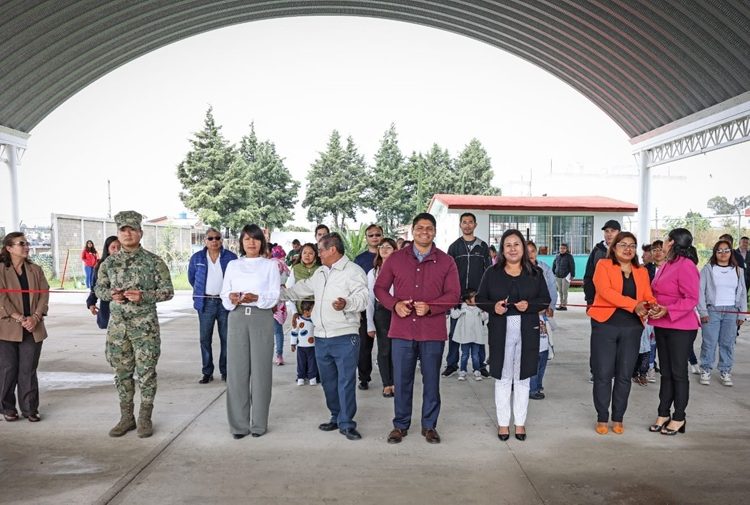 Omar Muñoz entrega explanada cívica del preescolar Aquiles Serdán