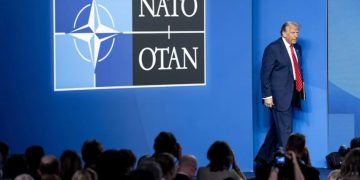 Trump exige a los países de la OTAN que dejen de comprar petróleo a Rusia