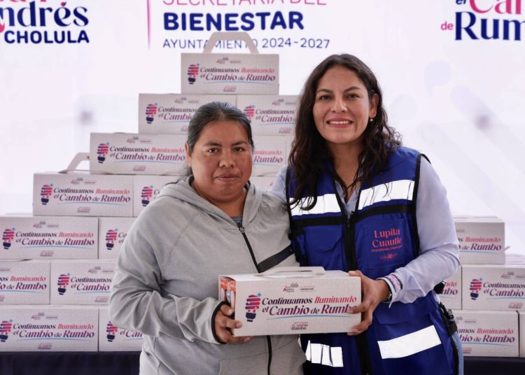 Lupita Cuautle entrega de focos ahorradores a 500 familias en San Andrés
