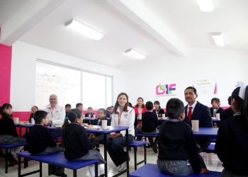 MariElise inaugura el desayunador escolar en la Primaria Salvador Allende