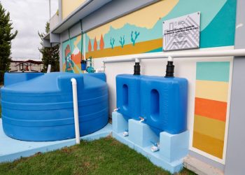 Lupita Cuautle entrega mecanismos de captación de agua a escuela primaria