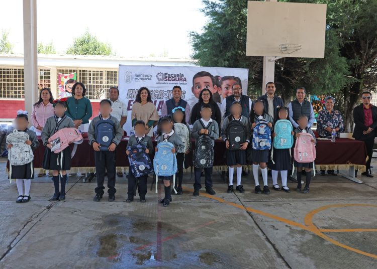 Omar Muñoz y Tere Alfaro continúan entrega de kits escolares