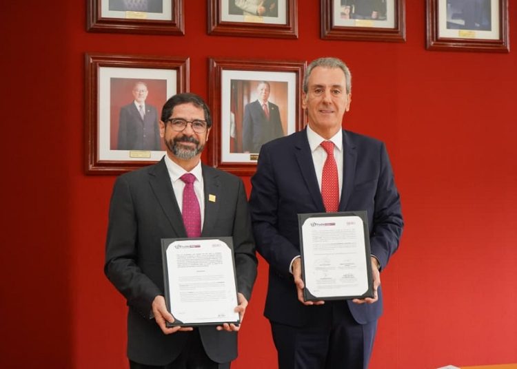 Pepe Chedraui firma convenio con Ibero para fortalecer independencia económica de mujeres