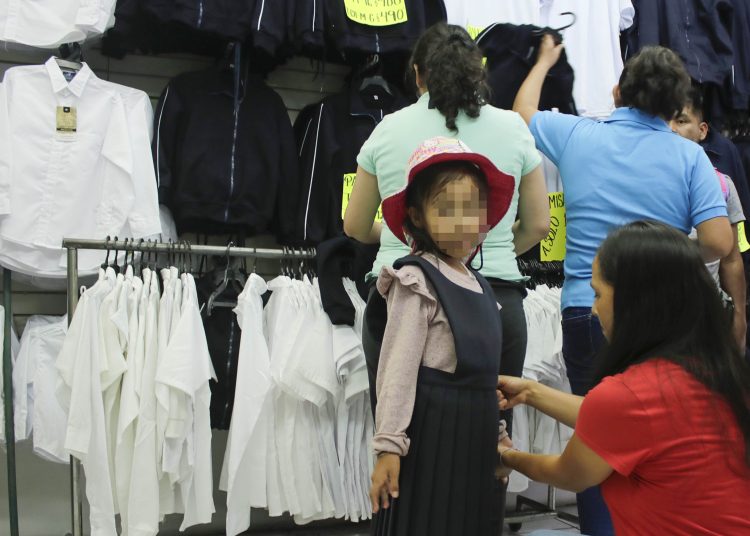 Niñas poblanas podrán elegir si llevan falda o pantalón como uniforme