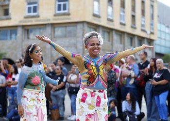 Sobrevivientes de cáncer desfilan con bodypaint en México