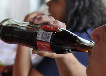 ONG piden mantener impuesto a refrescos