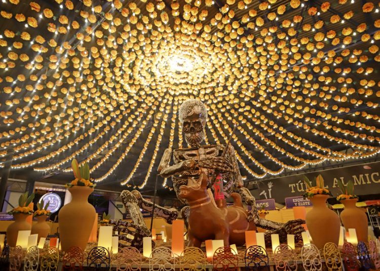 Calaveras monumentales honran la muerte en el centro de México