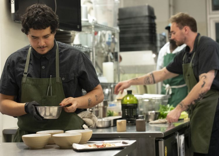 Restaurante en NY deja al cliente fijar el precio: $15 o $125