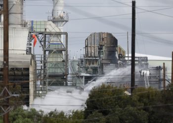 Incendio afecta a una planta petrolera en Los Ángeles