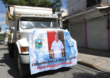 Cientos exigen «paz y justicia» tras asesinato de sacerdote en Guerrero